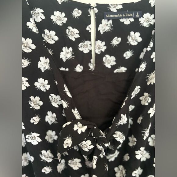Abercrombie black floral romper with cutout detail and pockets S - Picture 7 of 10